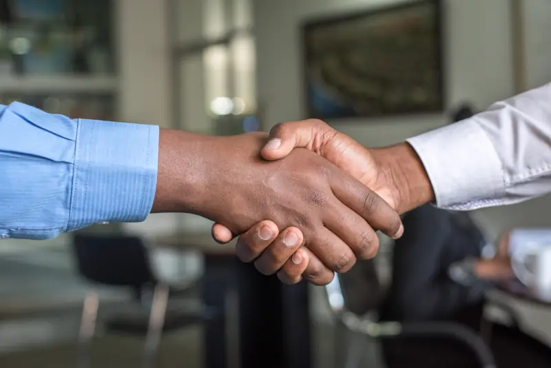 Poignée de main lors d’un accord professionnel