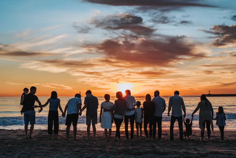 Une famille réunie face au coucher de soleil