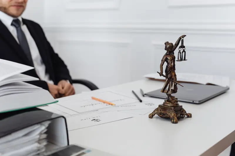 Statuette de la justice posée sur un dossier